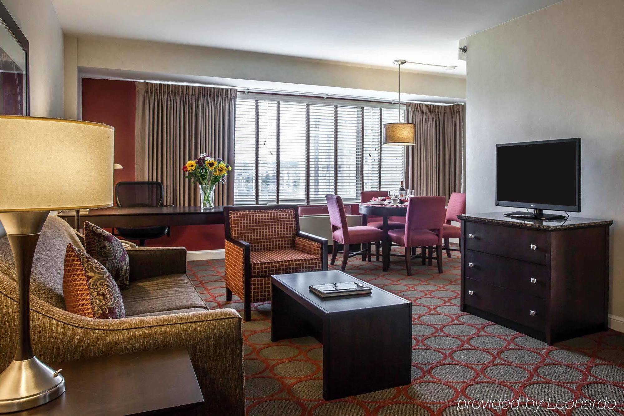 The Virginian Suites, Ascend Hotel Collection Арлингтон Экстерьер фото
