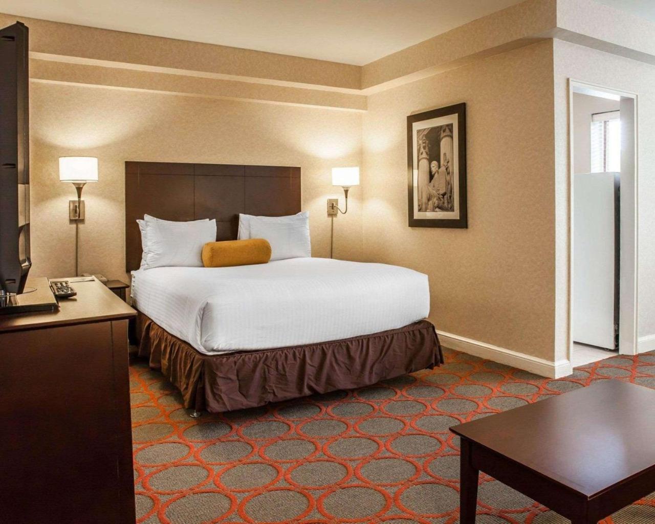 The Virginian Suites, Ascend Hotel Collection Арлингтон Экстерьер фото